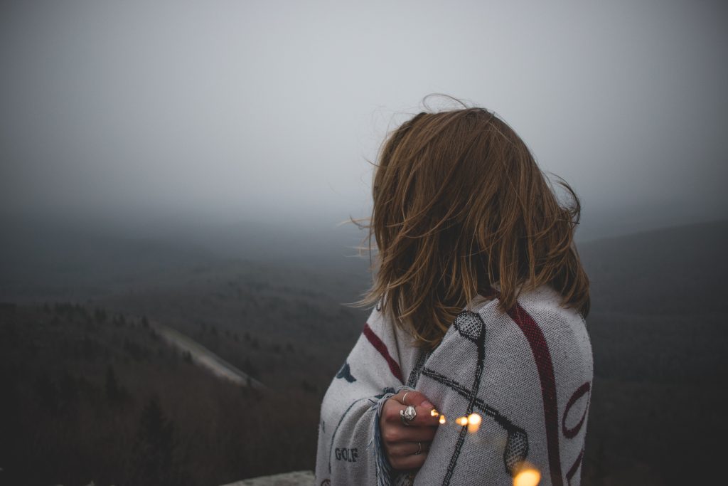 mujer mirando horizonte